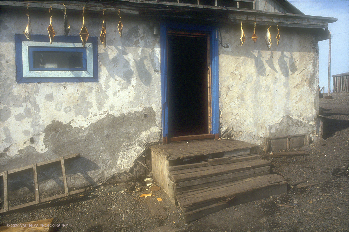 134 SIBERIA.jpg - Luglio/Agosto 1992. Siberia, terra dei Chukchi. Nell'oceano artico  125 Km a nord-est della penisola dei Chukchi (Siberia) c'Ã¨ l'isola di Wrangel, essa ospita piÃ¹ del doppio di specie vegetali (417) di qualsiasi territorio artico a paritÃ  di superficie nonchÃ¨ 30 specie diverse di uccelli oltre ad orsi polari, foche e trichechi ; per questo motivo   Ã¨ stata proclamata patrimonio dell'umanitÃ  dall'UNESCO. Nella foto abitazione a Uelen